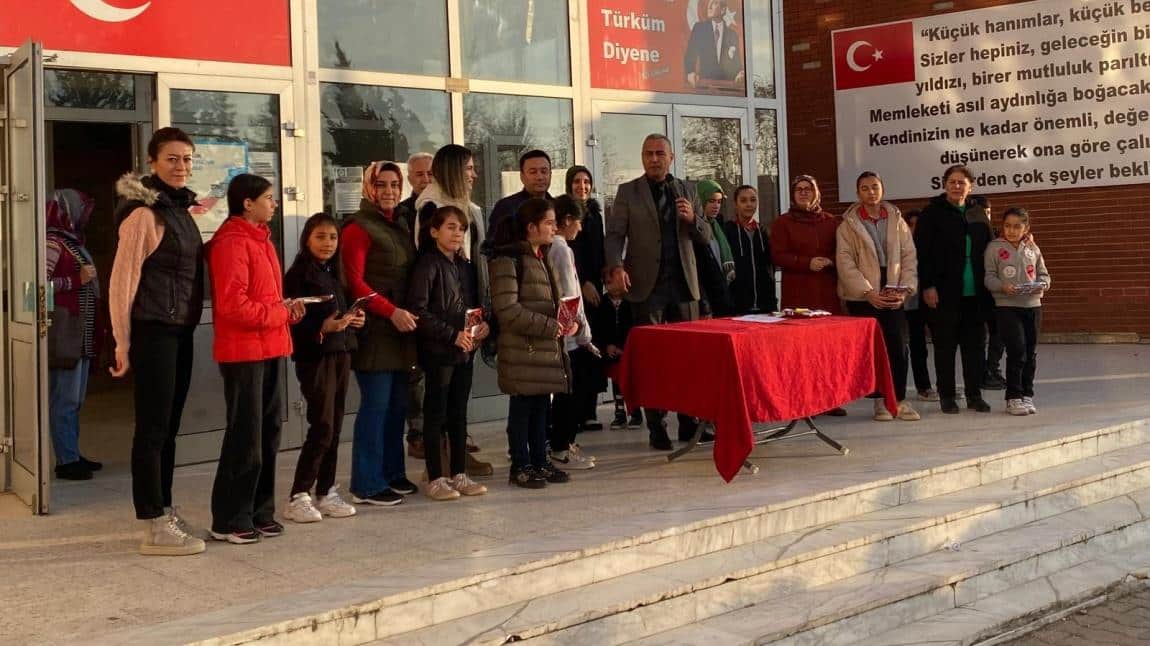 Kadirli Okuyor Projesi Kapsamında Kasım Ayı Ortaokullar Kategorisinde İlçe Birincisi Olan Okulumuzda Ödül Töreni Düzenlendi.