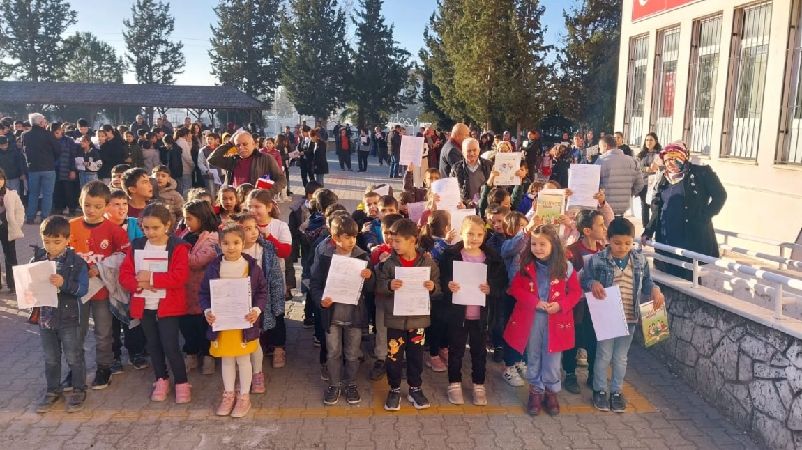 Okulumuzda Yarıyıl Tatili Karne Dağıtım Töreni Düzenlendi.