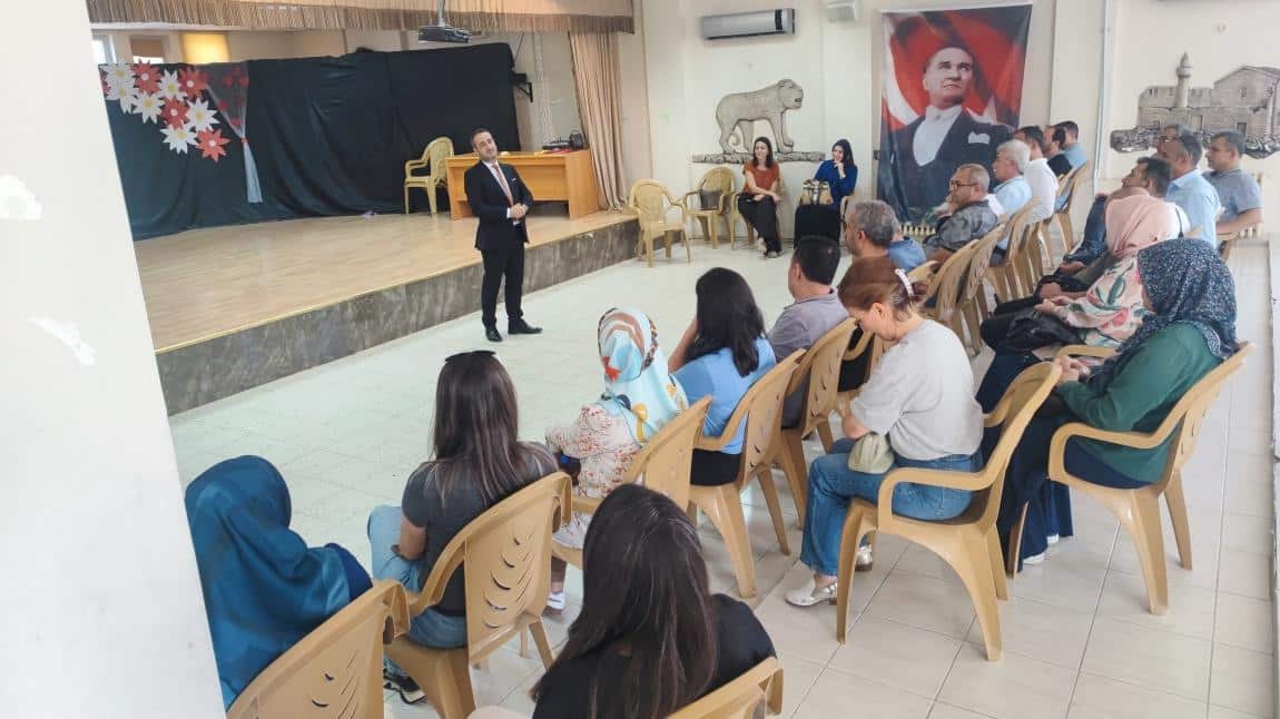 Kaymakam onaylı kitaplarla Büyüyorum projesi koordinatörü Selçuk Olgaç okulumuzu ziyaret ederek bilgilendirme toplantısı yapmıştır